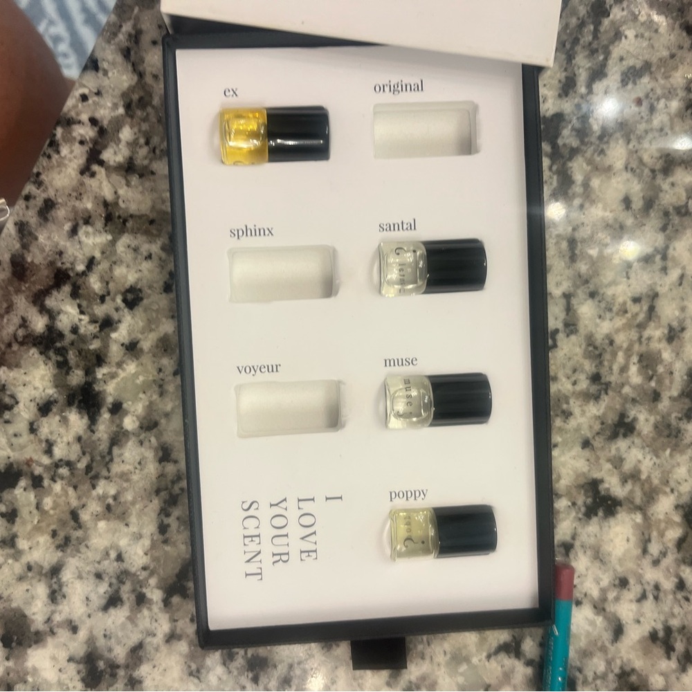 Riddle Women's Skincare Fragrance Sample Set